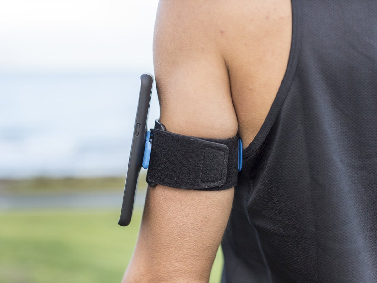 side view to show no friction between quad lock case and running armband for smartphone