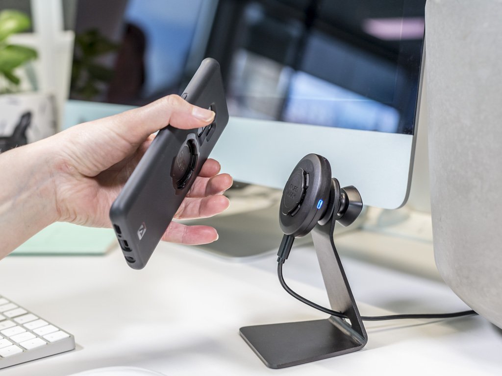 Easily charge your Galaxy with the integrated Wireless Charging Head.